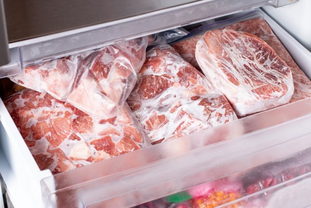 Ai carne în congelator? Află care-i este termenul de valabilitate